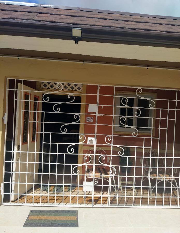 Gables Vacation Rentals With Private Gated Parking Onsite Knockpatrick Exterior photo